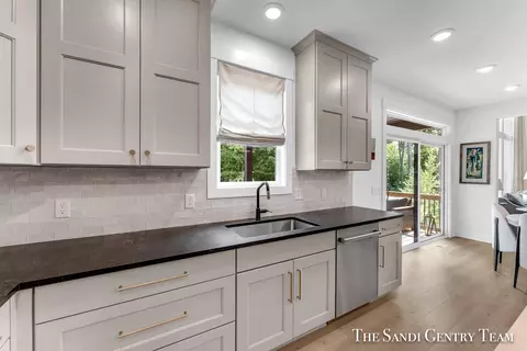 Kitchen - 16484 Spring Tree Dr, Spring Lake, MI 49456 photo 4 of 5