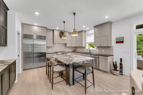 Kitchen - 16484 Spring Tree Dr, Spring Lake, MI 49456 photo 2 of 5
