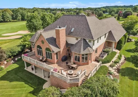 517 Nairn Cir, Highland, MI 48357
