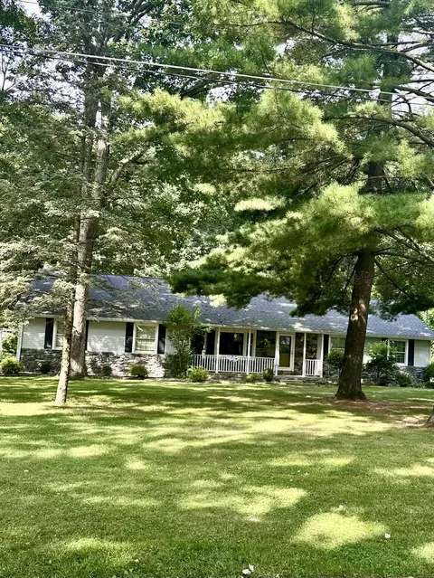 1502 Lakeview Dr, Hillsdale, MI 49242