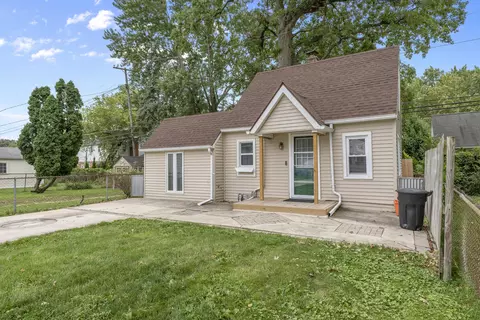 20380 Hollywood St, Harper Woods, MI 48225