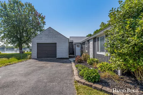 662 Lakeview Dr, Lake Odessa, MI 48849