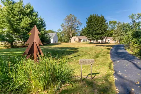 27500 Old Colony St, Farmington, MI 48335