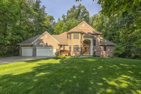 10526 Woodlawn Dr, Portage, MI 49002