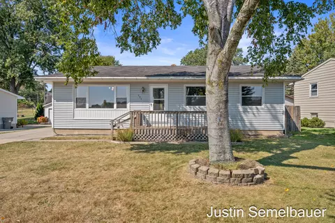 601 Lincoln Lawns Dr NW, Grand Rapids, MI 49534
