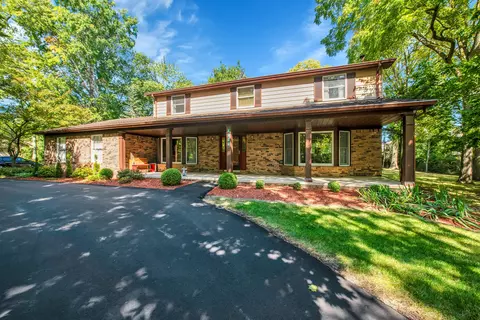 8374 Bridge Rd, Grosse Ile, MI 48138