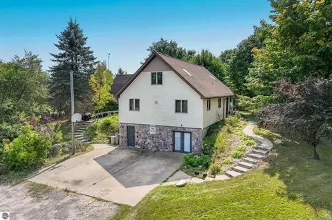 12482 21 Mile Rd, Tustin, MI 49688