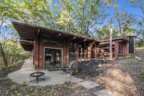 1717 Park Dr, Jackson, MI 49203