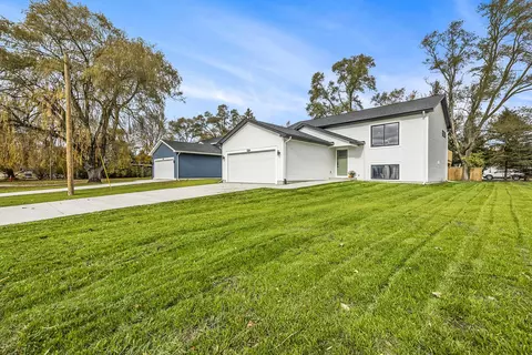 524 Leonard St, Belding, MI 48809 photo 2
