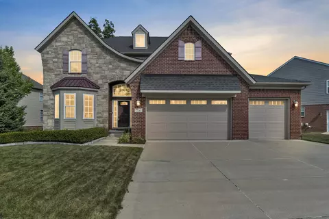 224 Cuyahoga Ct, South Lyon, MI 48178