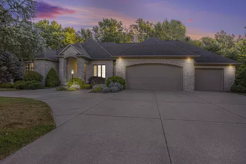 8826 Cedar Lake Dr, Jenison, MI 49428