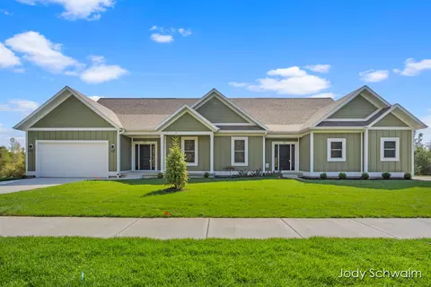 615 Pineview Dr, Belding, MI 48809