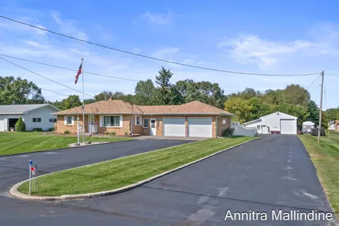 879 10 Mile Rd NW, Sparta, MI 49345