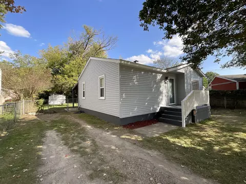 2105 Algonac Dr, Flint, MI 48532 photo 3