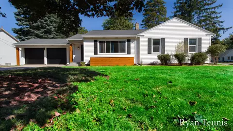 903 E 8th St, Holland, MI 49423