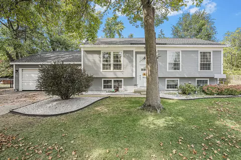 2609 Kewadin Dr NE, Grand Rapids, MI 49525
