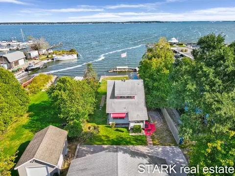 2984 Lakeshore Dr, Muskegon, MI 49441