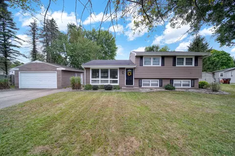 2207 Kenilworth Rd, Jackson, MI 49203