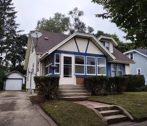 933 Beechwood St NE, Grand Rapids, MI 49505