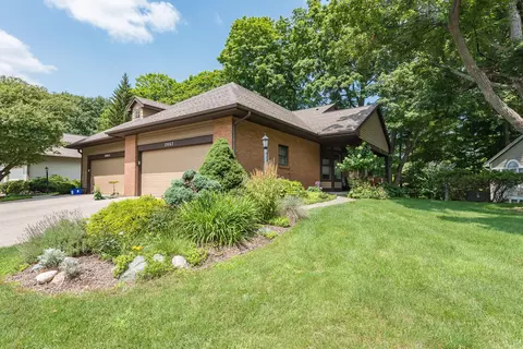 2067 N Cross Creek Dr SE, Grand Rapids, MI 49508