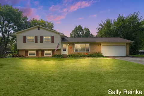 3364 Brookhollow Dr NE, Rockford, MI 49341