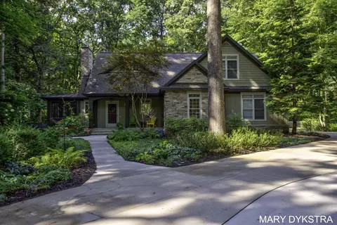 6224 Lighthouse Ct, Saugatuck, MI 49453