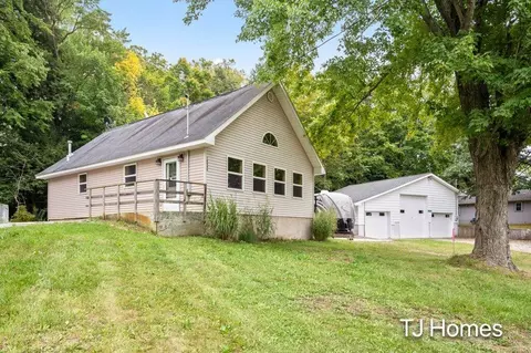 18840 Hillview Blvd, Barryton, MI 49305