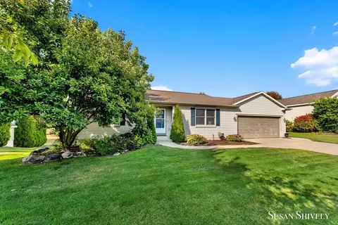 6972 Lake Bluff Dr NE, Comstock Park, MI 49321