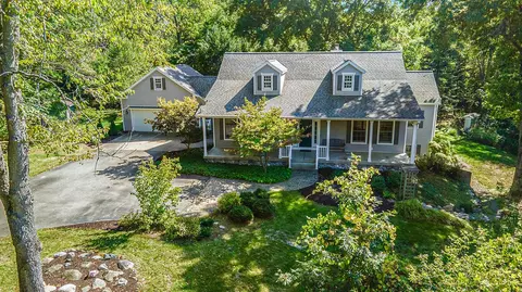 2800 Van Dam Dr NE, Belmont, MI 49306