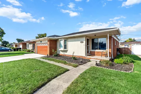 4922 Valley Rd, Trenton, MI 48183