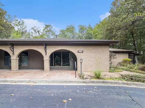 3904 Greenleaf Cir, Kalamazoo, MI 49008