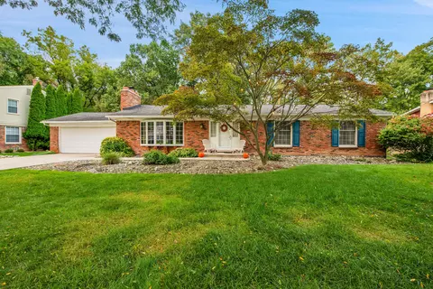 8120 Wood Dr, Grosse Ile, MI 48138