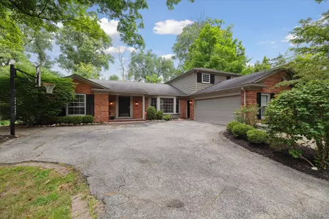 22596 King Richard Ct, Beverly Hills, MI 48025