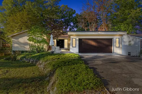 2170 Highlander Dr SE, Kentwood, MI 49508