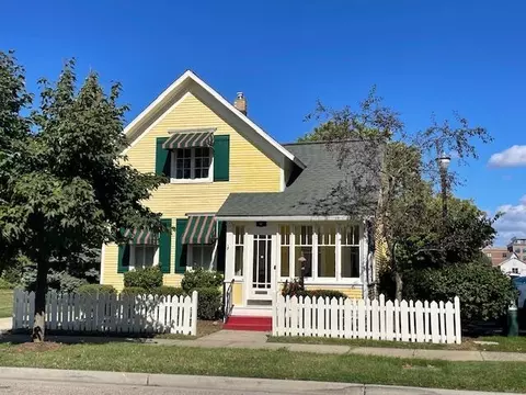 61 W 12th St, Holland, MI 49423