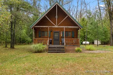 3661 E Gustafson Trl, White Cloud, MI 49349