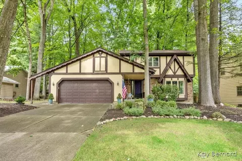 1735 Pinnacle Dr SW, Wyoming, MI 49519