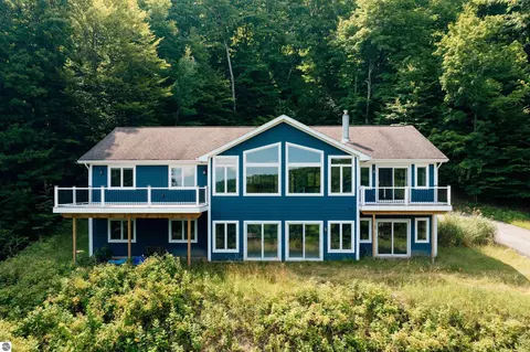 11392 Fax Valley Ln, Traverse City, MI 49684