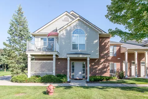 10210 Chesapeake Cir, Walled Lake, MI 48390