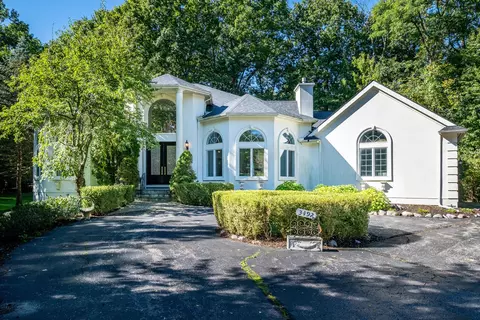 3492 Twin Oaks Ct, West Bloomfield, MI 48324