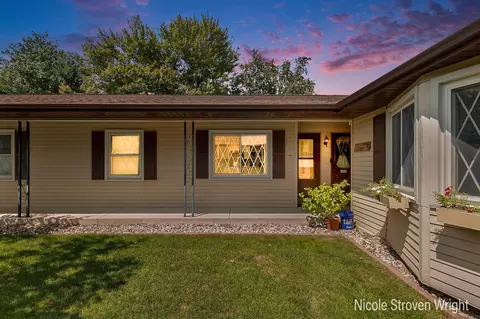 7445 Pinegrove Ct #90, Jenison, MI 49428