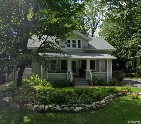 1660 Inverness St, Sylvan Lake, MI 48320