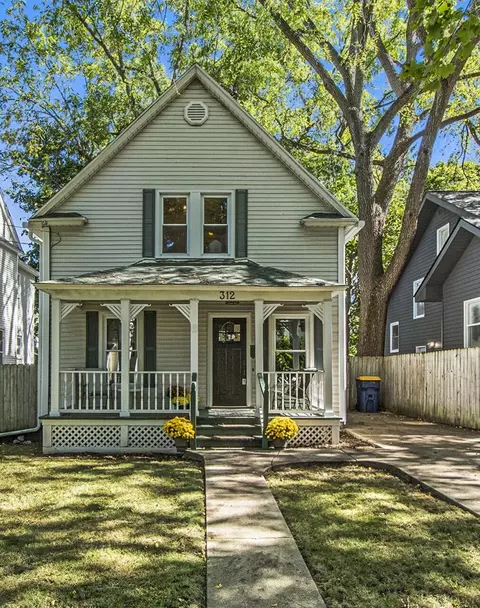 312 Rosewood Ave SE, East Grand Rapids, MI 49506