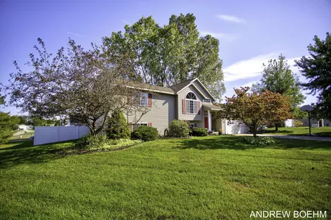 3518 Willowood Dr, Zeeland, MI 49464