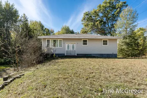5195 Cooley Rd, Fruitport, MI 49415