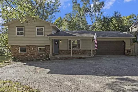 8770 Pettysville Rd, Pinckney, MI 48169