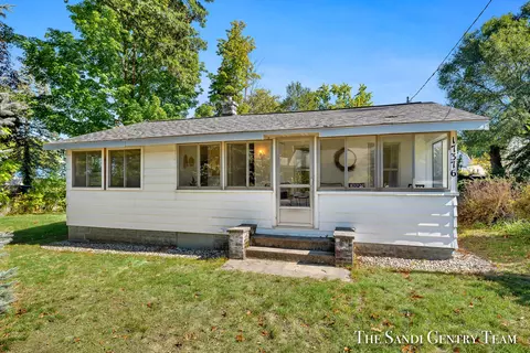 17376 Blandford St, Spring Lake, MI 49456