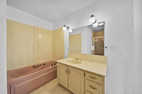 Bath - 935 Otney Dr, Jackson, MI 49201 photo 2 of 3