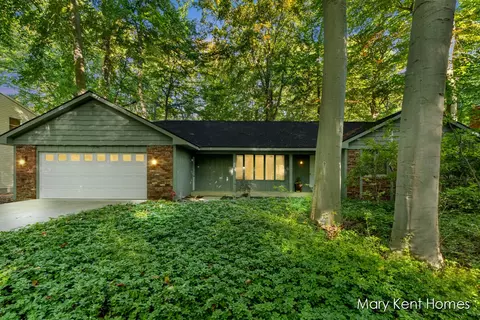 274 Portchester Rd, Holland, MI 49424