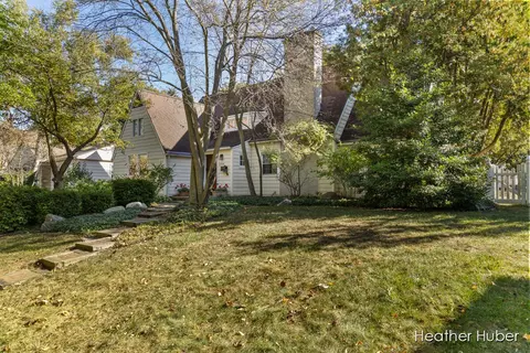 2516 Oakwood Ave NE, Grand Rapids, MI 49505
